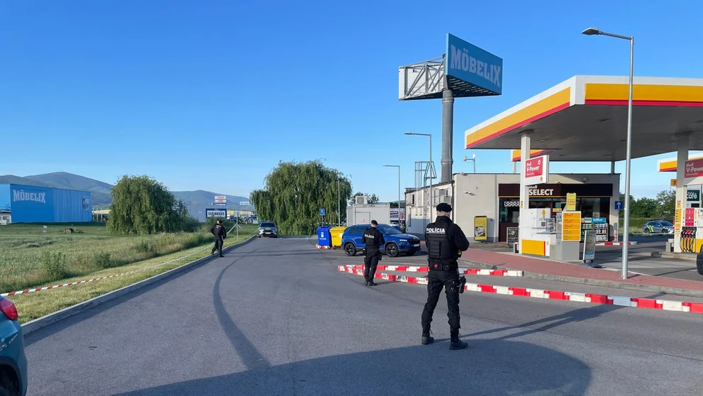 Policajti hliadkujú pred čerpačkou.