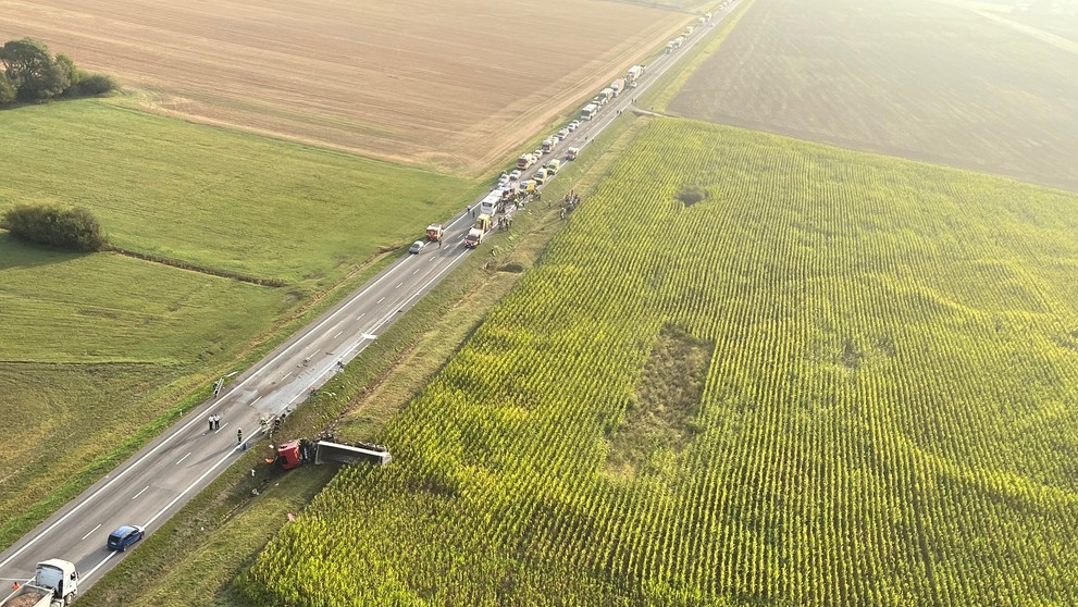 Nehoda kamiónu a autobusu