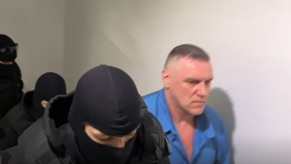 Mikuláš Černák prichádza na súdne pojednávanie.