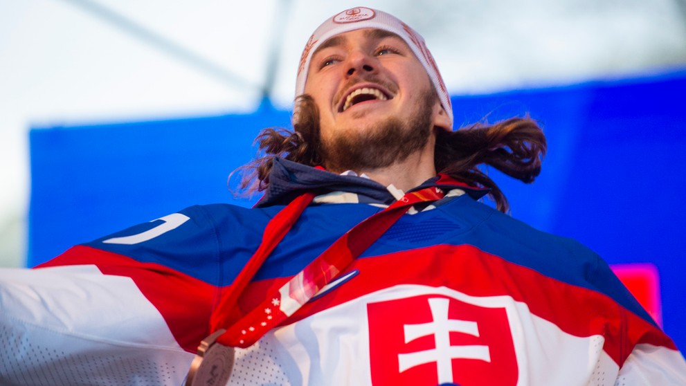 Pavol Regenda počas osláv bronzu zo ZOH 2022 na Námestí SNP v Bratislave.