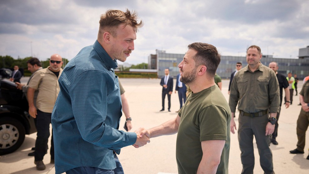 Hrdinovia z Azovstalu idú domov.