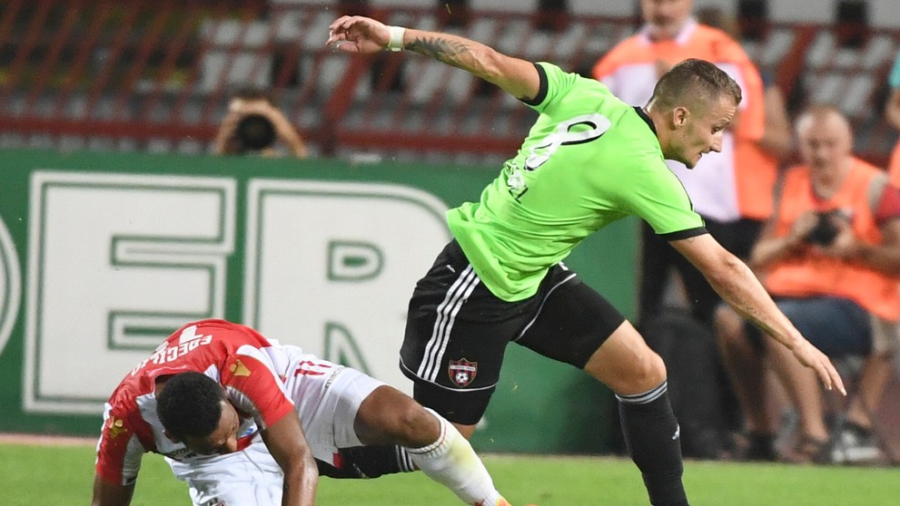 Erik Grendel (vpravo) z Trnavy bojuje o loptu s Lorenzom Ebeciliom z Crvenej zvezdy v stretnhtí 3. predkola LM.