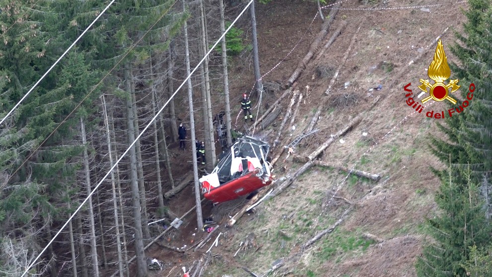 Pád lanovky na horu Mottarone v Taliansku