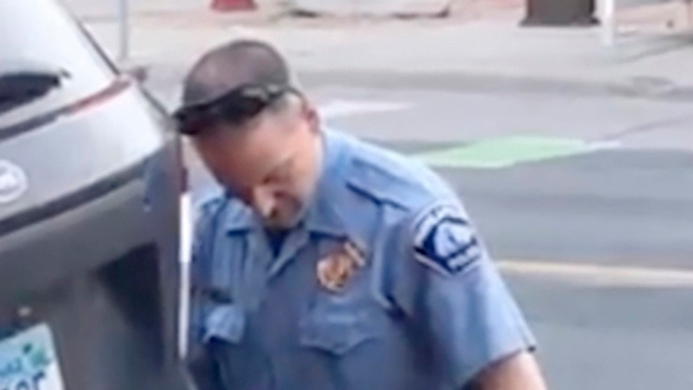 Na snímke z videozáznamu policajný dôstojník v Minneapolise Derek Chauvin kľačí na krku Georga Floyda.