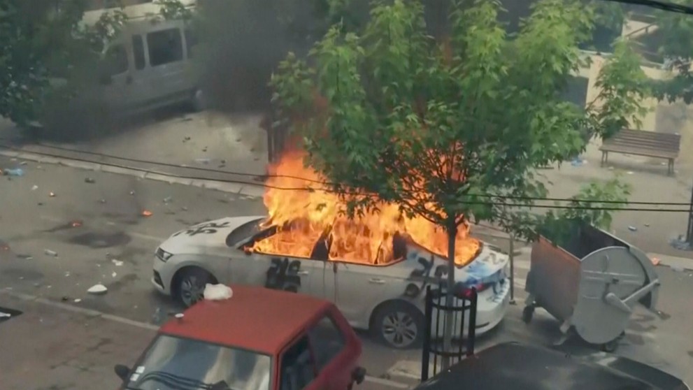 Na snímke z videa horiace auto počas zrážok vojakov KFOR s kosovskými Srbmi v meste Zvečan na severe Kosova.