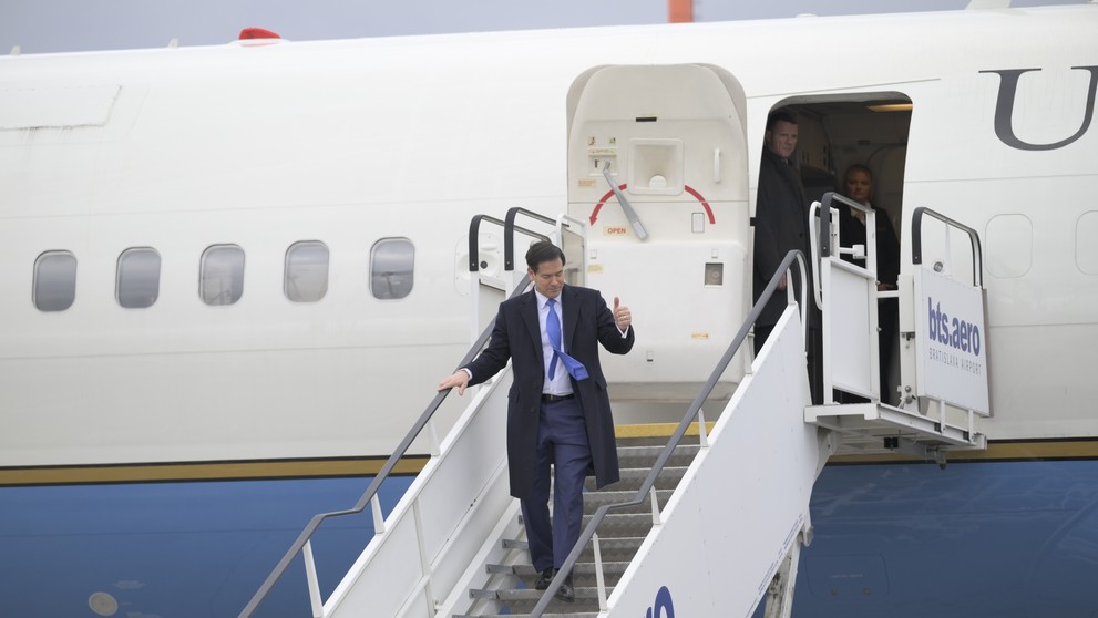 Na snímke americký minister zahraničných vecí Marco Rubio vystupuje z lietadla na bratislavskom Letisku Milana Rastislava Štefánika.