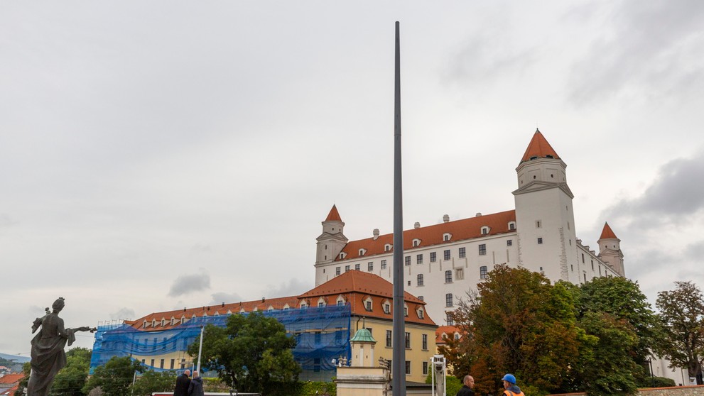 Stožiar pred parlamentom.