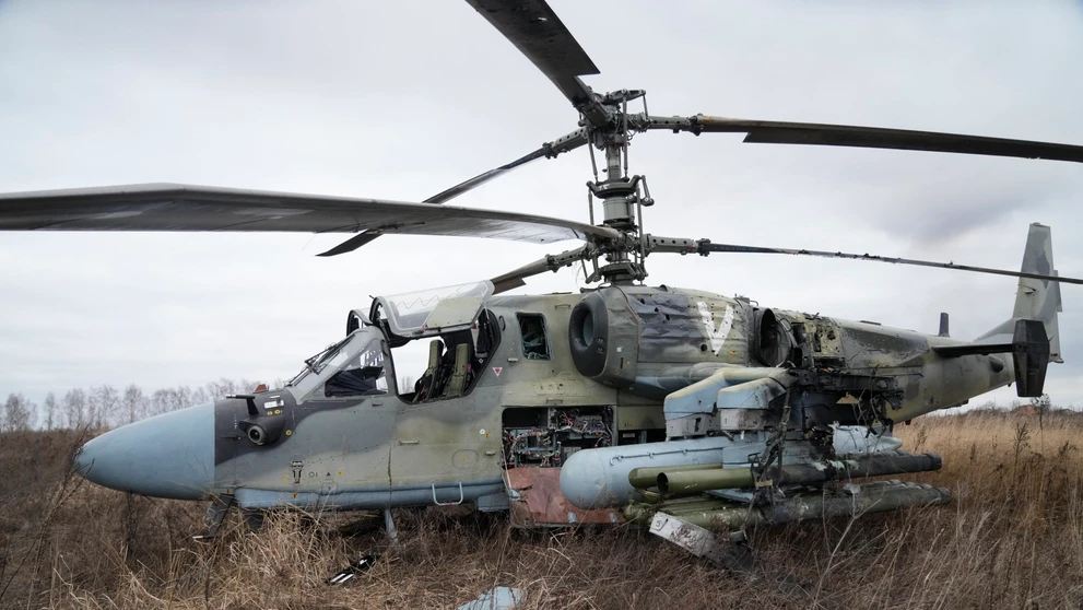 Ruský bojový vrtuľník Ka-52 v poli po vynútenom pristátí mimo Kyjeva
