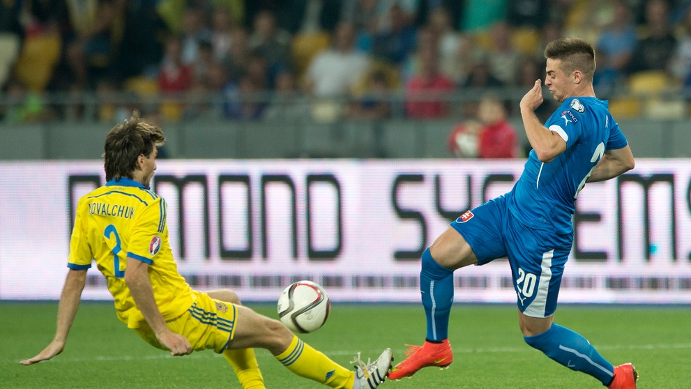Róbert Mak v súboji Kyrylom Kovaľčukom počas zápasu C-skupiny Ukrajina - Slovensko kvalifikácie na EURO 2016.