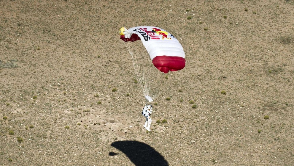 Zomtrel legendárny paraglajdista Felix Baumgartner.