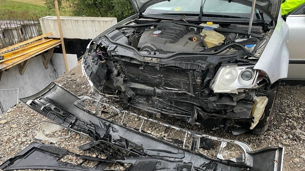 Auto zostalo visieť na mostnom debnení pri Veľkých Bierovciach.