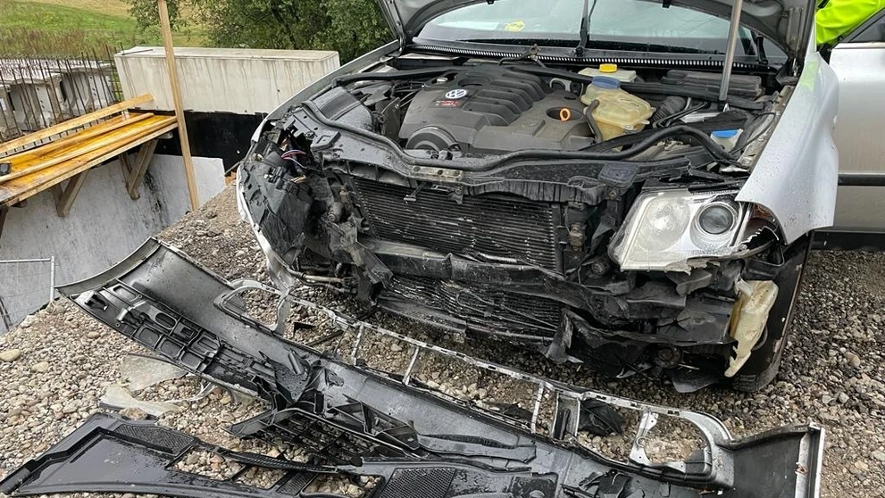 Auto zostalo visieť na mostnom debnení pri Veľkých Bierovciach.