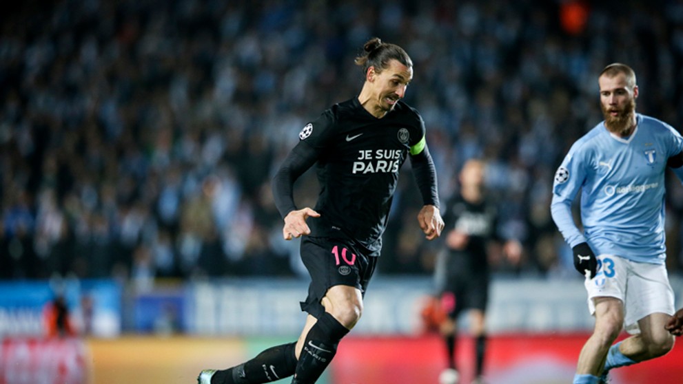 Zlatan Ibrahimovič (PSG) a nórsky hráč  Malmö FF Jo Inge Berget.