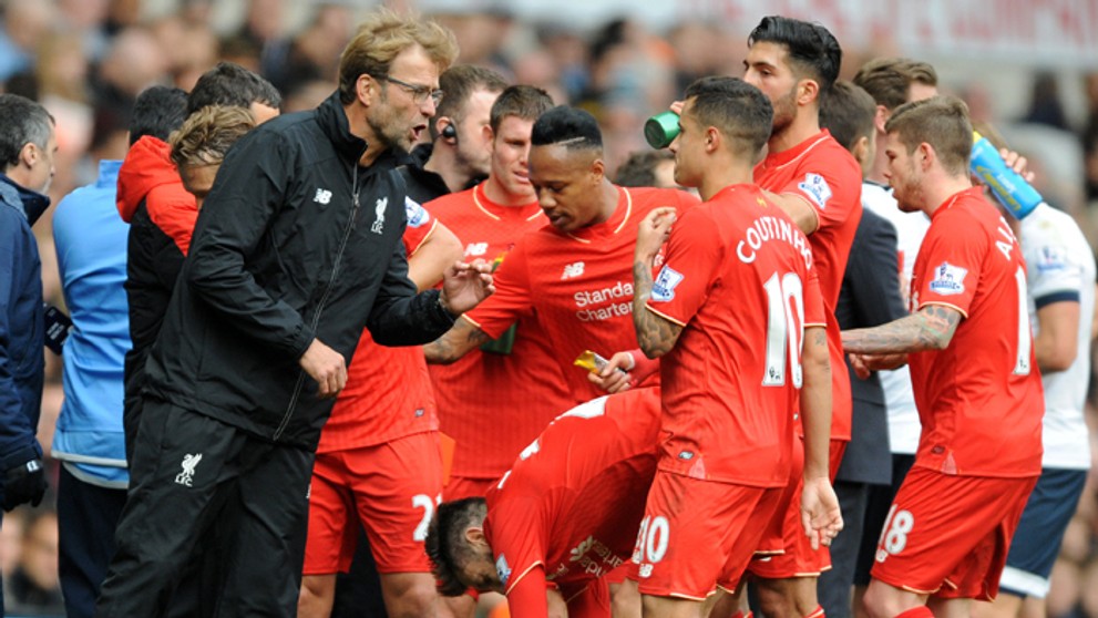 Tréner Liverpoolu Jürgen Klopp s hráčmi v debate počas zápaseu s Tottenhamom.