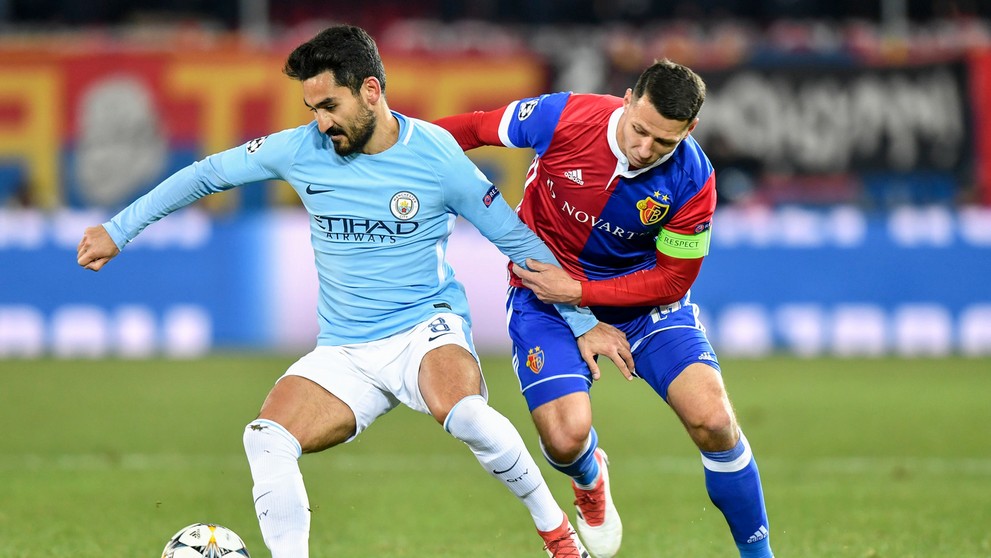 Raheem Sterling (vľavo) a jeho spoluhráč z ManCity Ilkay Gundogan sa tešia z gólu v prvom osemfinále LM v Bazileji.