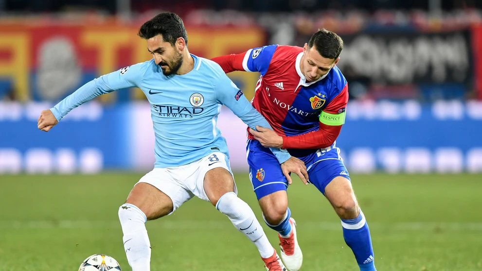 Raheem Sterling (vľavo) a jeho spoluhráč z ManCity Ilkay Gundogan sa tešia z gólu v prvom osemfinále LM v Bazileji.