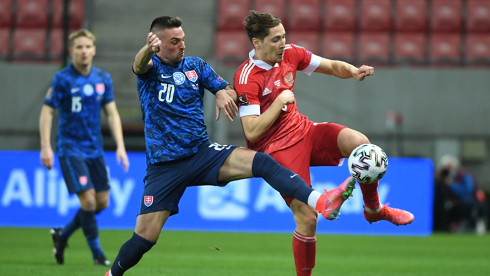 Daler Kuzjajev (vpravo) a Róbert Mak bojujú o loptu v kvalifikačnom zápase MS.