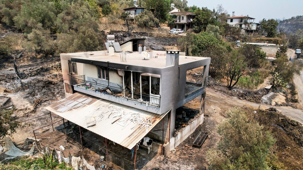 Následky požiaru v okolí tureckého mesta Antalya.