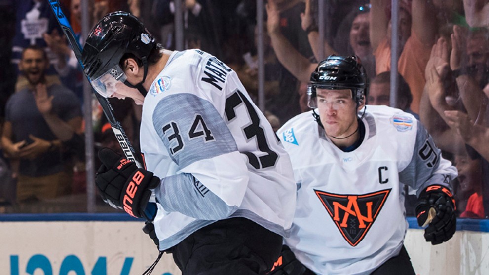 Hráč Tímu Severnej Ameriky Auston Matthews sa teší z gólu do švédskej brány.