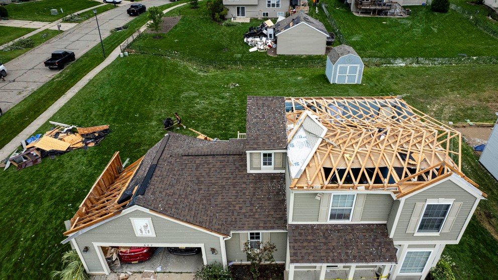 Poškodená strecha domu po tornáde.