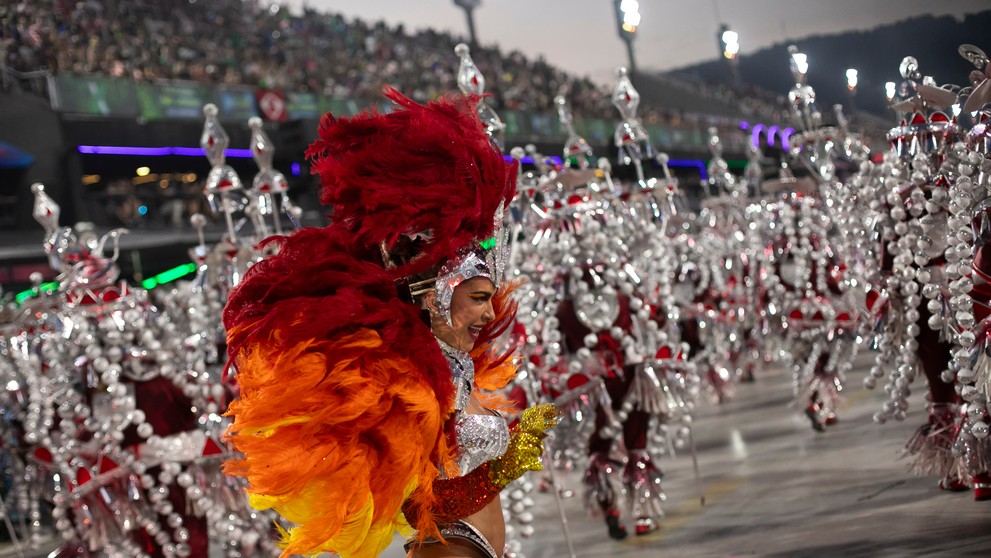 Kostýmy na karnevale v Riu 2024 opäť hýrili farbami.