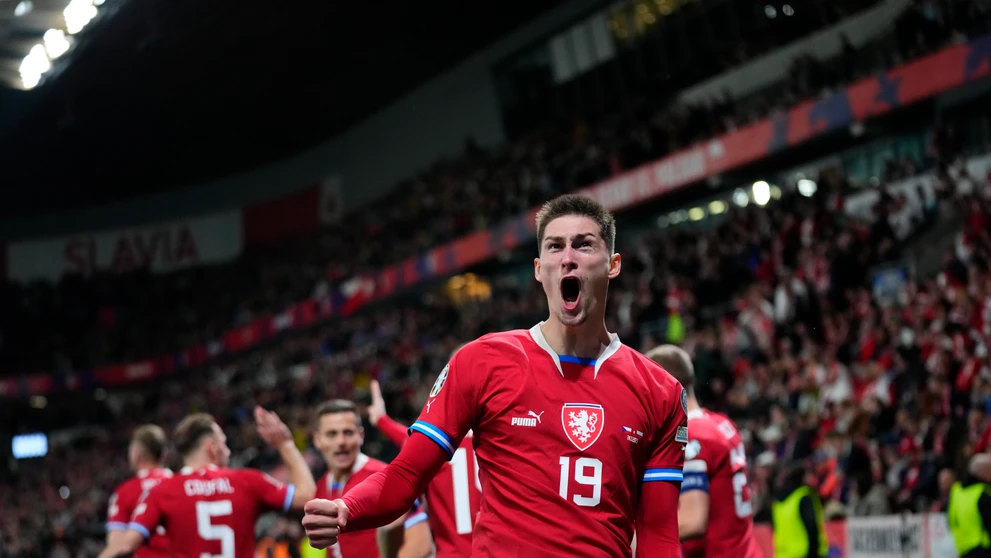 Čech Tomáš Čvančara oslavuje gól proti Poľsku v kvalifikácii ME 2024.