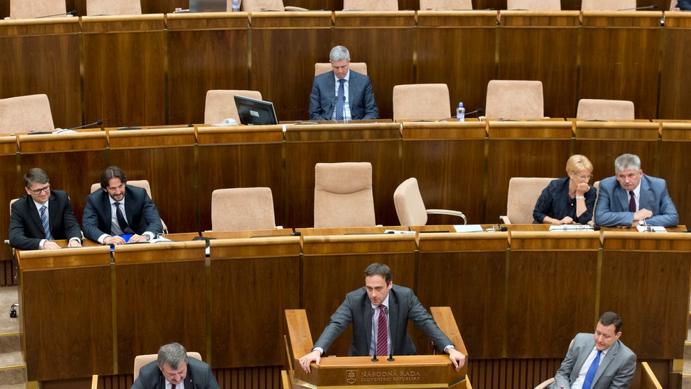 Minister vnútra Robert Kaliňák sa zodpovedá poslancom, opozícia ho chce odvolať 