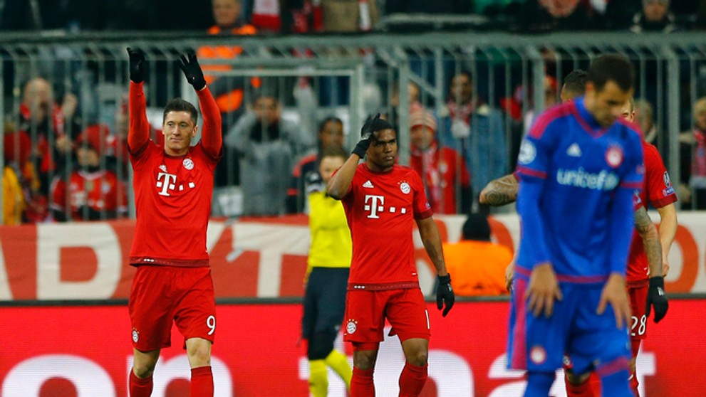 Robert Lewandowski (Bayern Mníchov) oslavuje gól v skupinovej fáze LM proti Olympiakos Pireus.