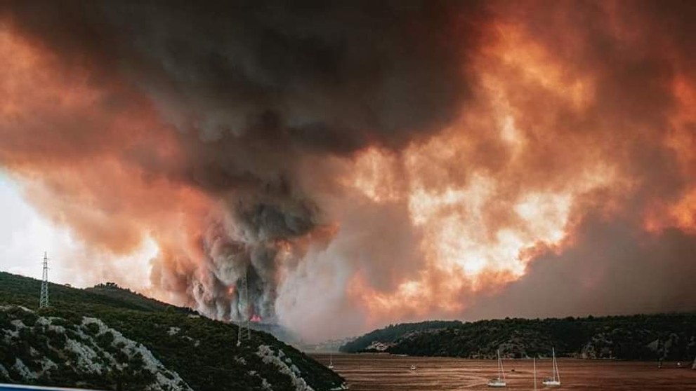 Veľký požiar neďaleko chorvátskeho letoviska Šibenik.