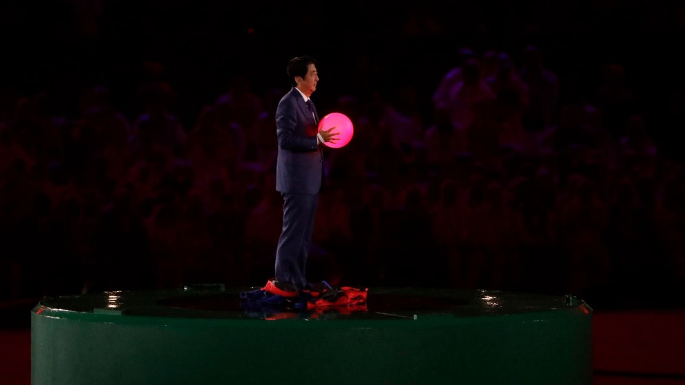 Japonský premiér Šinzo Abe prevzal symbolickú štafetu.