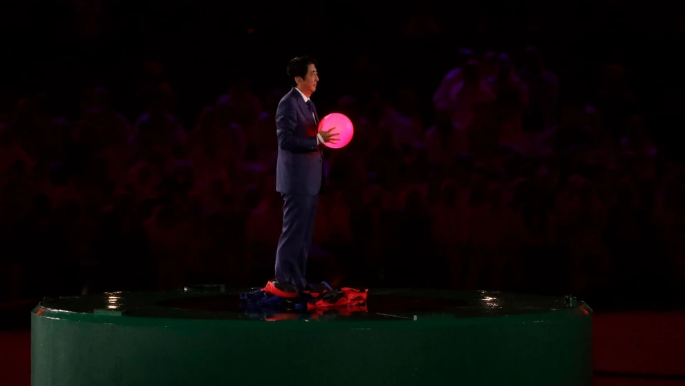 Japonský premiér Šinzo Abe prevzal symbolickú štafetu.