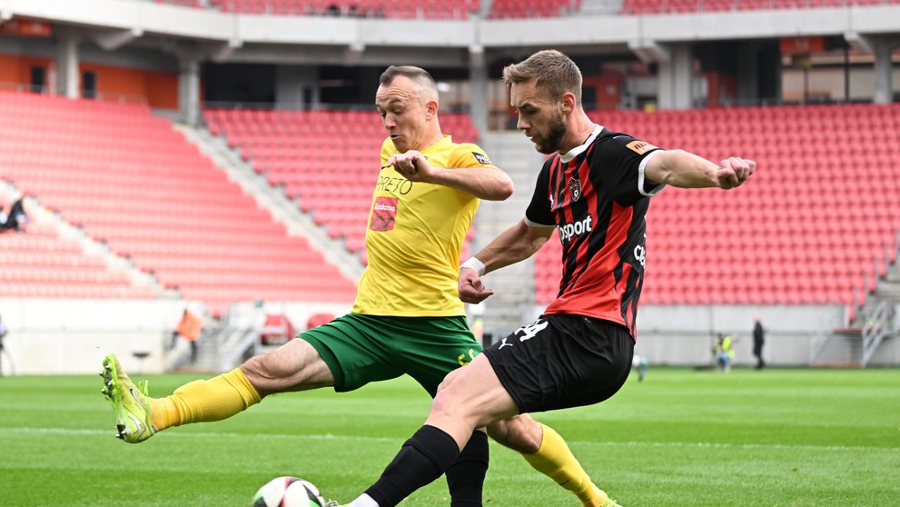 Vpravo hráč Trnavy Miloš Kratochvíl a hráč Žiliny Miroslav Káčer bojujú o loptu v 4. kole nadstavby Niké ligy.