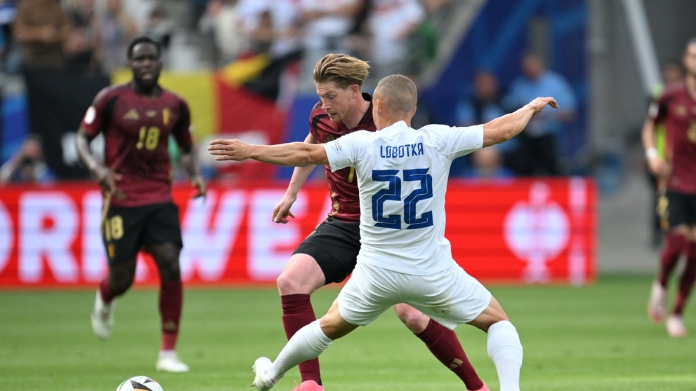 Lobotka v súboji s De Bruynem.