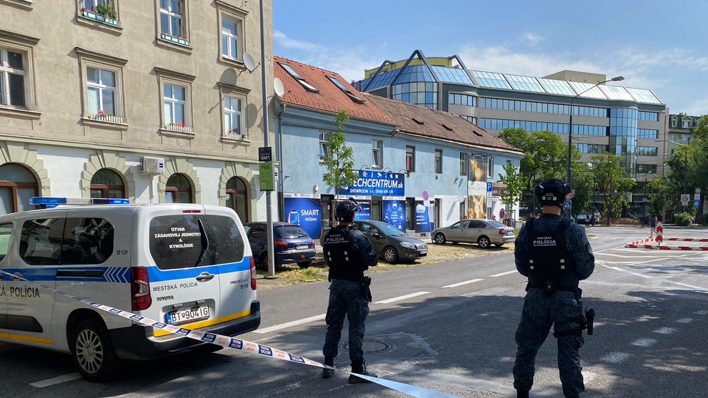 Na Technickej univerzite v Bratislave zasahujú policajti.