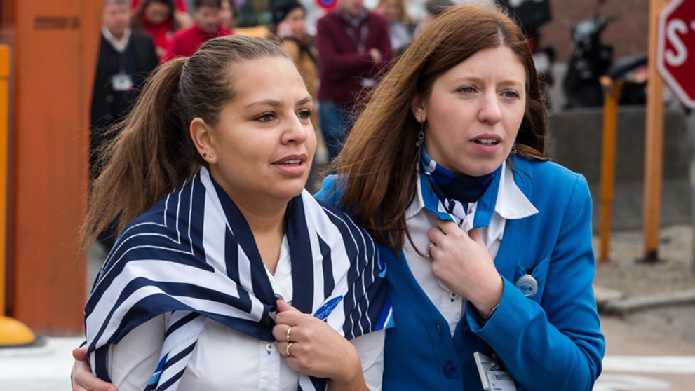 Pracovníčky aerolínií odchádzajú po evakuovaní letiska Zaventem.