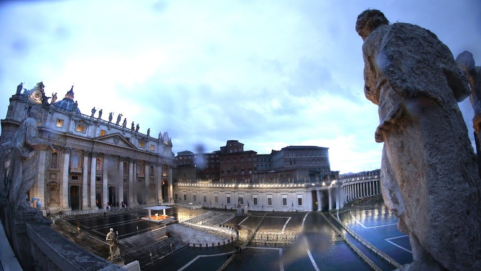 Pápež František sa modlil počas pandémie na prázdnom a daždivom Námestí svätého Petra (27. 3. 2020).