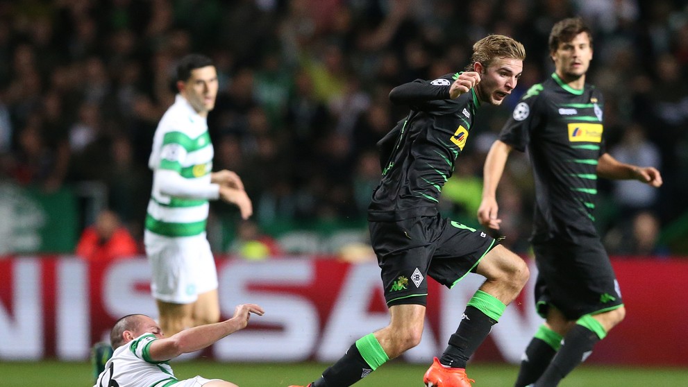 Scott Brown (na zemi) zo Celticu fauluje Mahmouda Dahouda z Monchengladbachu