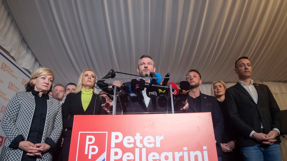 Kandidát na prezidenta SR Peter Pellegrini (uprostred) reaguje na predbežné neoficiálne výsledky po sčítaní 98 percent hlasov vo svojej volebnej centrále.