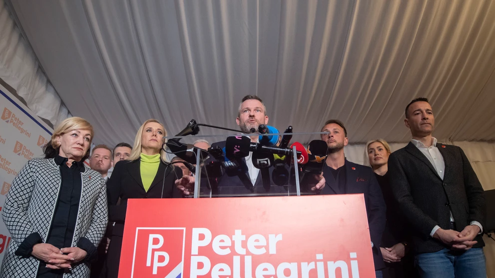 Kandidát na prezidenta SR Peter Pellegrini (uprostred) reaguje na predbežné neoficiálne výsledky po sčítaní 98 percent hlasov vo svojej volebnej centrále.