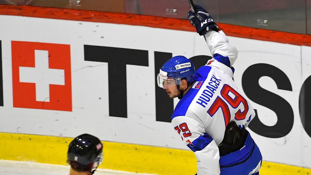 Libor Hudáček oslavuje gól proti Rakúsku na Švajčiarskom pohári.