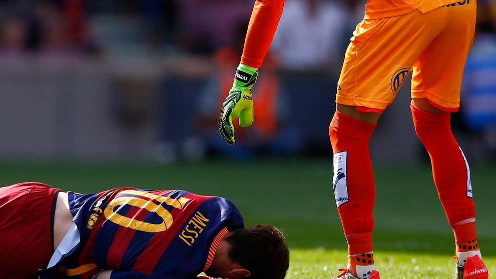 Zranený argentínsky futbalista Lionel Messi.