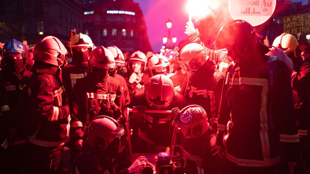 Hasiči zasahujú počas protestov v Paríži.