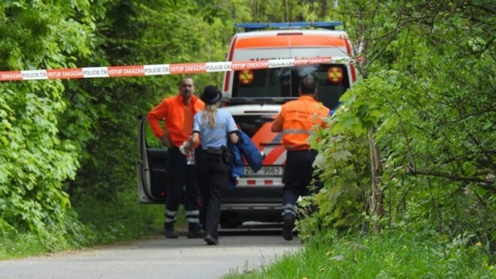 Privolaní policajti našli na mieste telo mladého muža. 