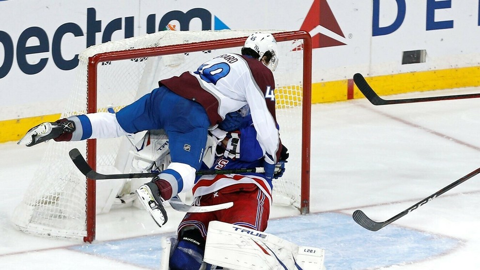 Adam Húska pri svojej premiére v NHL.