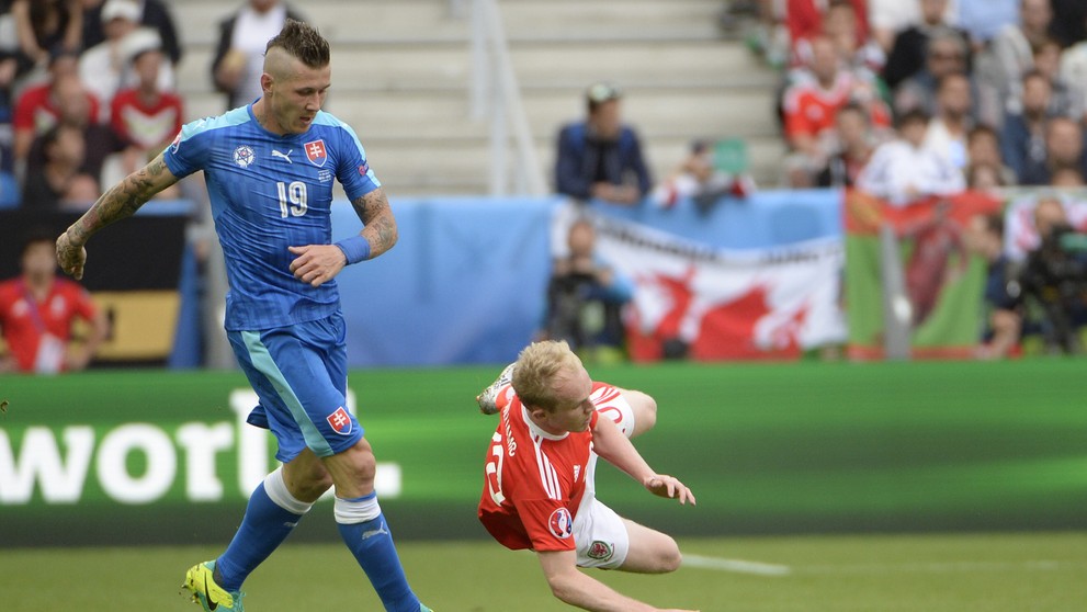 V nekompromisnom súboji o loptu Juraj Kucka (v modrom) a Jonathan Williams počas zápasu na ME.