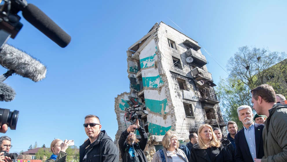 Prezidentka SR Zuzana Čaputová (tretia sprava) a český prezident Petr Pavel (druhý zľava) si prezerajú mesto Boroďanka v Kyjevskej oblasti.