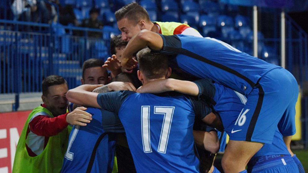 Na snímke radosť hráčov Slovenska po strelení gólu.