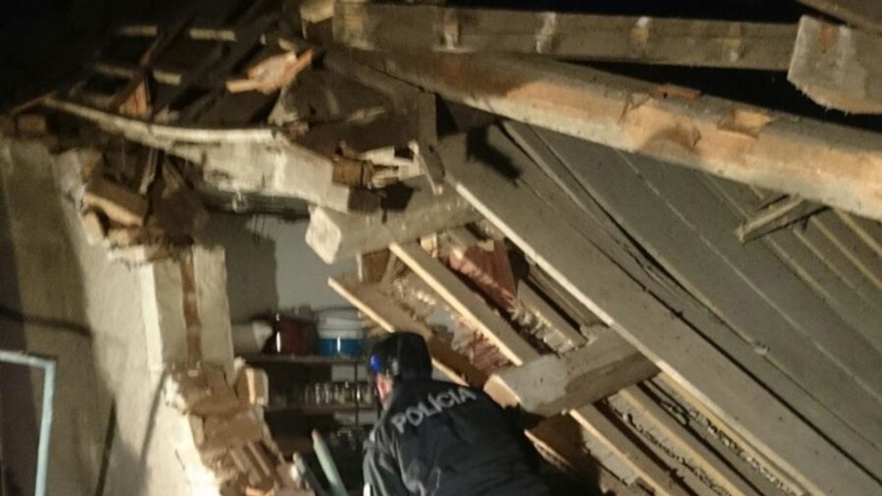 Policajný pes hľadá majiteľa domu po výbuchu prístavby domu v Košolnej.