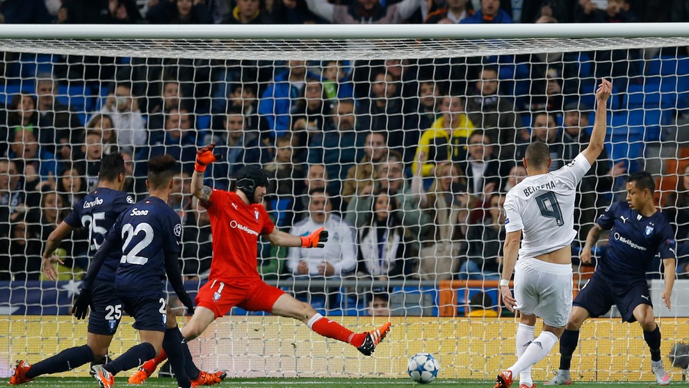 Na snímke utočník Realu Karim Benzema (vpravo) strieľa otvárací gól