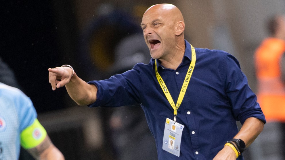 Tréner futbalistov Dunajskej Stredy Adrián Guľa gestikuluje v zápase 8. kola Fortuna ligy na pôde Slovana.